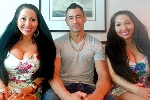 Seserys dalijasi vaikinu: „Jei pabučiuoja ją, iškart ir mane“