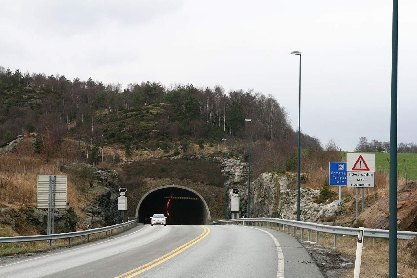 Bomlafjordeno tuneliu važiavusio lietuvio vilkikas užsidegė, todėl vairuotojas jį atkabino.<br>„Wikipedia“ nuotr.