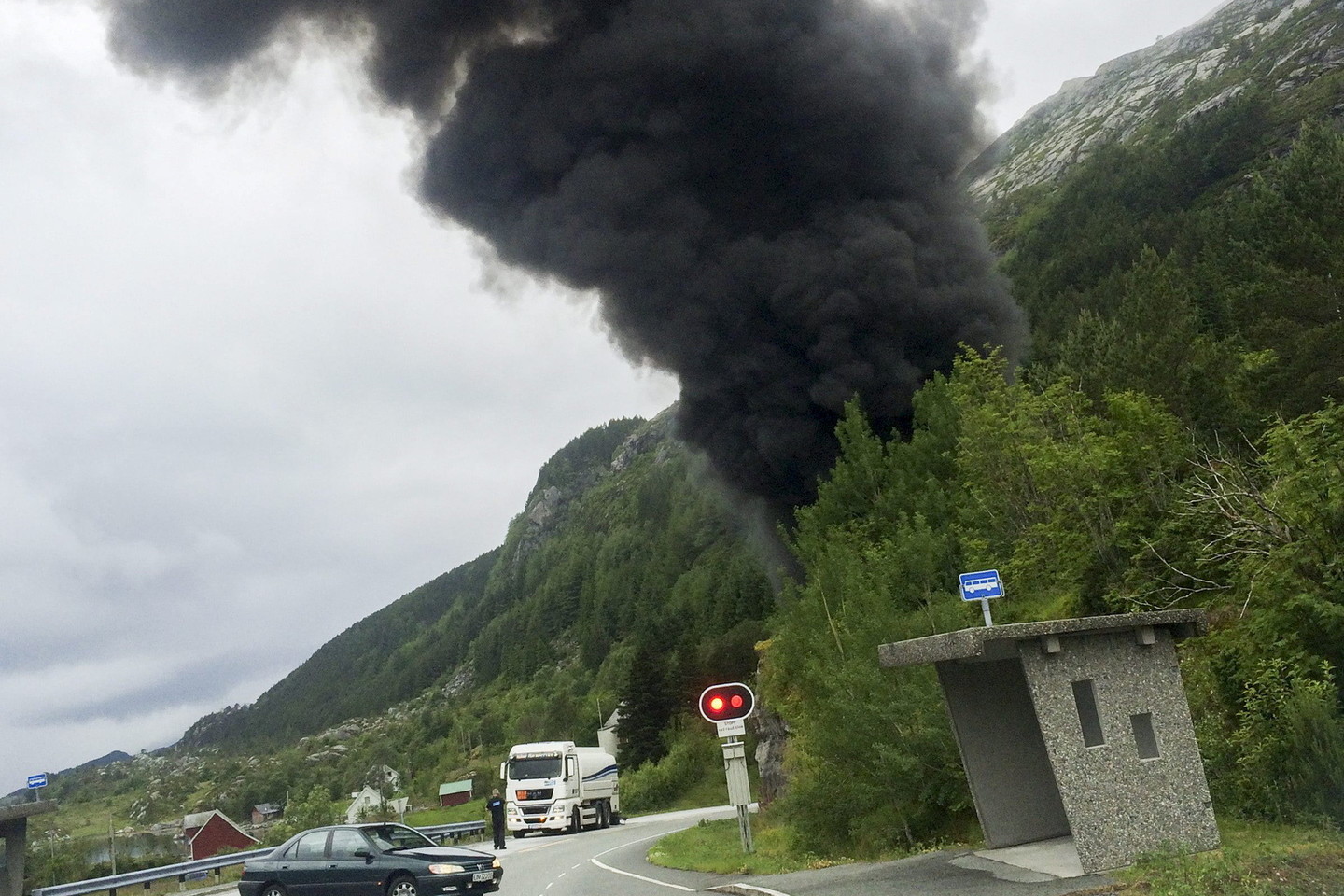 Pernai liepą taip pat kilo gaisras kitame povandeniniame tunelyje: tą kartą sprogo 16,5 tūkst. litrų benzino.<br>„Reuters“/“Scanpix“ nuotr.