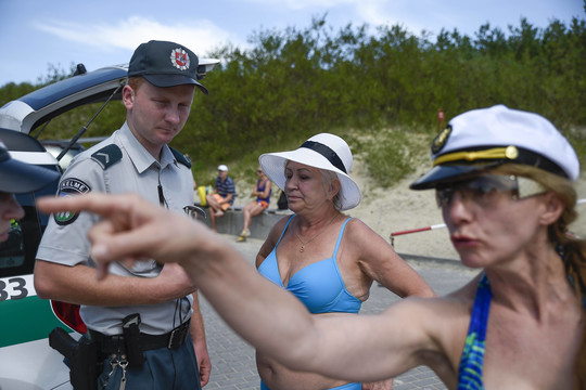 Iš Anglijos grįžusios emigrantės Palangos pliažą sukėlė ant kojų