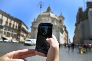 Austrams rengs mokymus, kaip pereiti kelią naudojantis telefonu