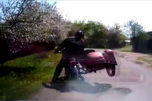 Sprukęs motociklo su lopšiu vairuotojas neįveikė vienos kliūties