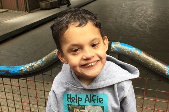 Gresia visiems: šis vaikas – it tiksinti bomba