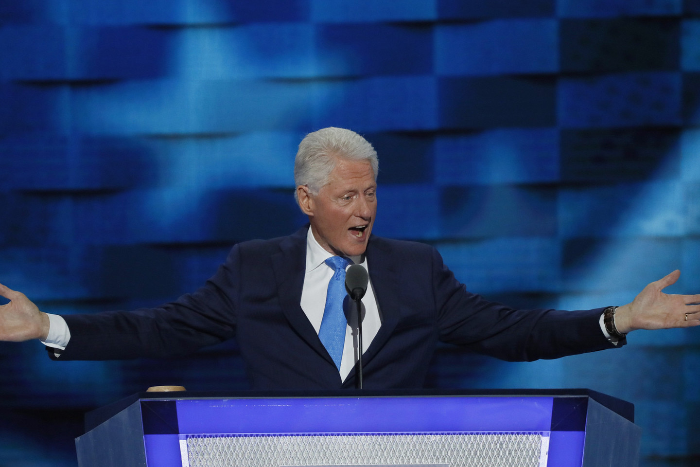 B.Clintonas ragino rinkėjus nekreipti dėmesio į respublikonų kritiką H.Clinton.