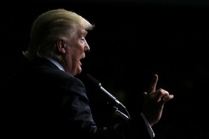 D.Trumpas paragino Rusiją šnipinėti H.Clinton el. laiškus