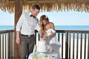 Vestuvės Jamaikos pliaže buvo tobulos. Ypač – paskutinė detalė