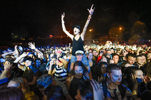 „Galapagai“ jau drebina Zarasus: saloje – šėlstanti minia