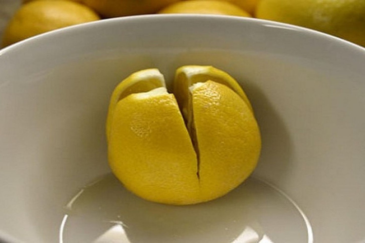 Perpjaukite taip citriną ir pasidėkite nakčiai prie lovos.<br>„Pinterest“ nuotr.