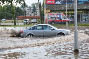 Po liūties nukentėję kauniečiai užplūdo „Regitrą“