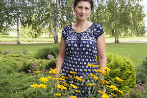 Per 20 metų paprastučiais augalais moteris kieme sukūrė stebuklą