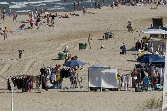 Moterų pliažo prekeivė niršo ant pareigūnų: „Apvogėt mane!“