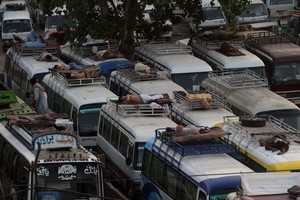Pakistane į tarpeklį nugarmėjo autobusas: žuvo mažiausiai 15
