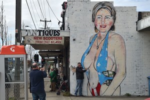 Australija šurmuliuoja dėl pusnuogės H. Clinton piešinio