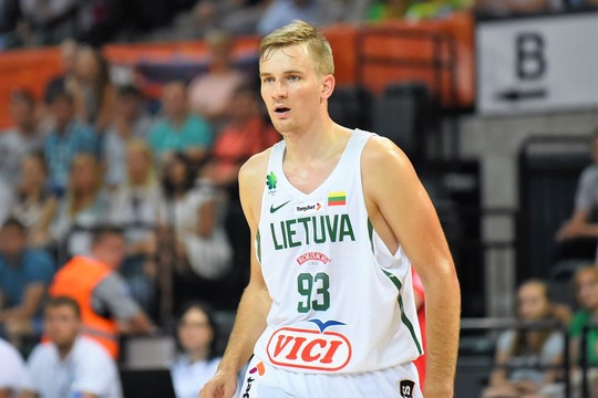 Vilties yra: Vaidui Kariniauskui – rimta Jono Kazlausko žinutė