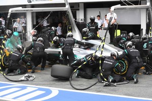 Nico Rosbergo nesėkmių serija tęsiasi, L. Hamiltonas triumfuoja