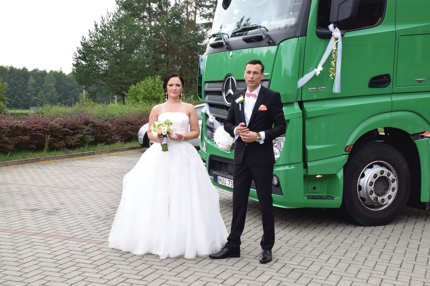 Tuoktis jaunieji atvyko atskirais vilkikais.