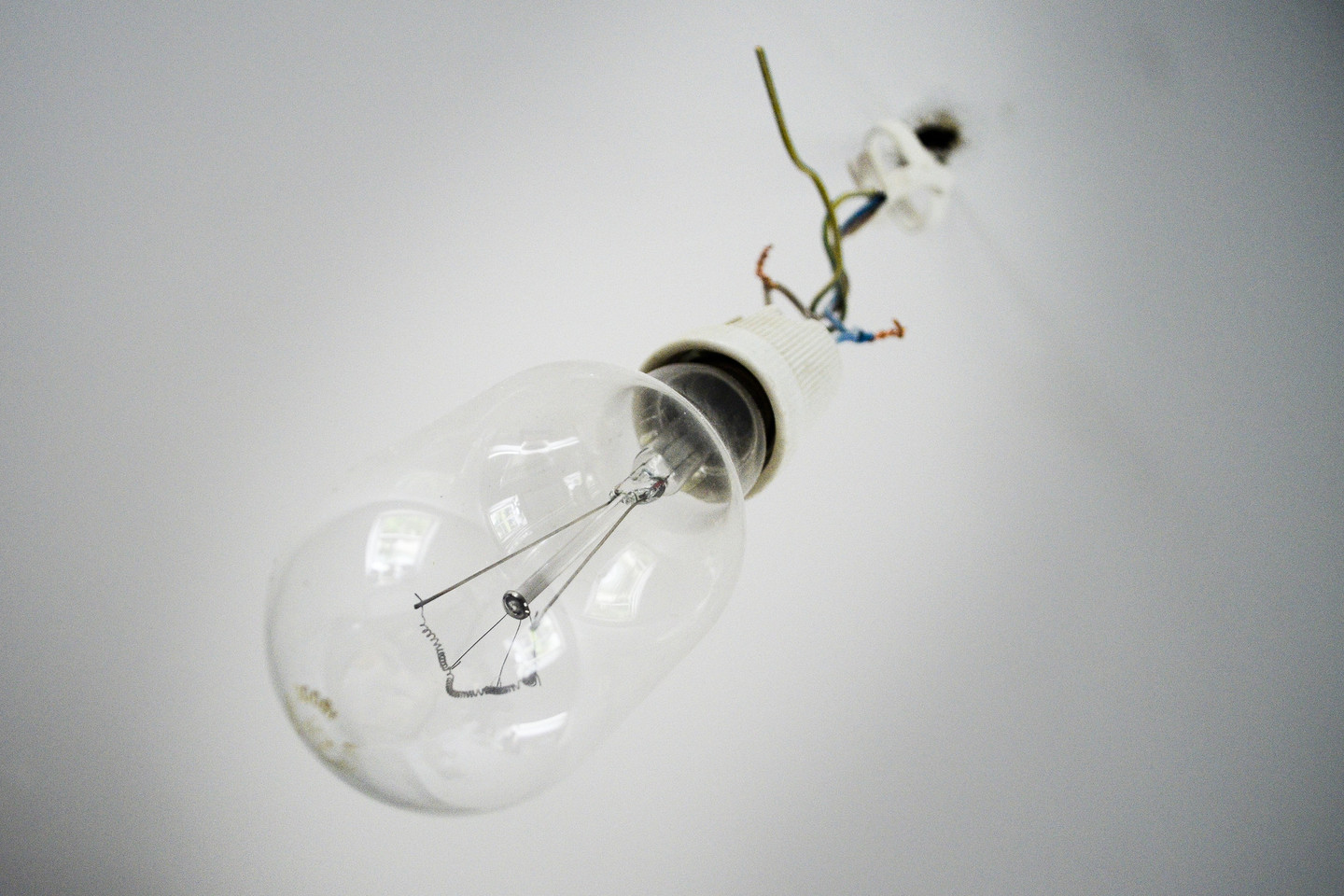 Šiuolaikiniai LED šviestuvai gali tapti pirmuoju XXI a. masiniu produktu, kuris gali susikirsti su „suplanuoto senėjimo“ produktais. Vietoj tūkstančio valandų LED lemputės dirba 20-25 tūkst. ar netgi daugiau.<br>J.Stacevičiaus nuotr.