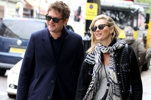 Kate Moss žiedas su safyru pakurstė gandus apie sužadėtuves