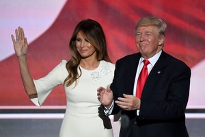 Internete plinta apsinuoginusios D. Trumpo žmonos nuotraukos