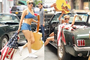 Su sužadėtiniu išsiskyrusi Lady Gaga nevengia rodyti nuogo kūno