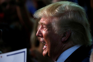 D. Trumpas supykdė Luciano Pavarotti našlę ir tris dukras