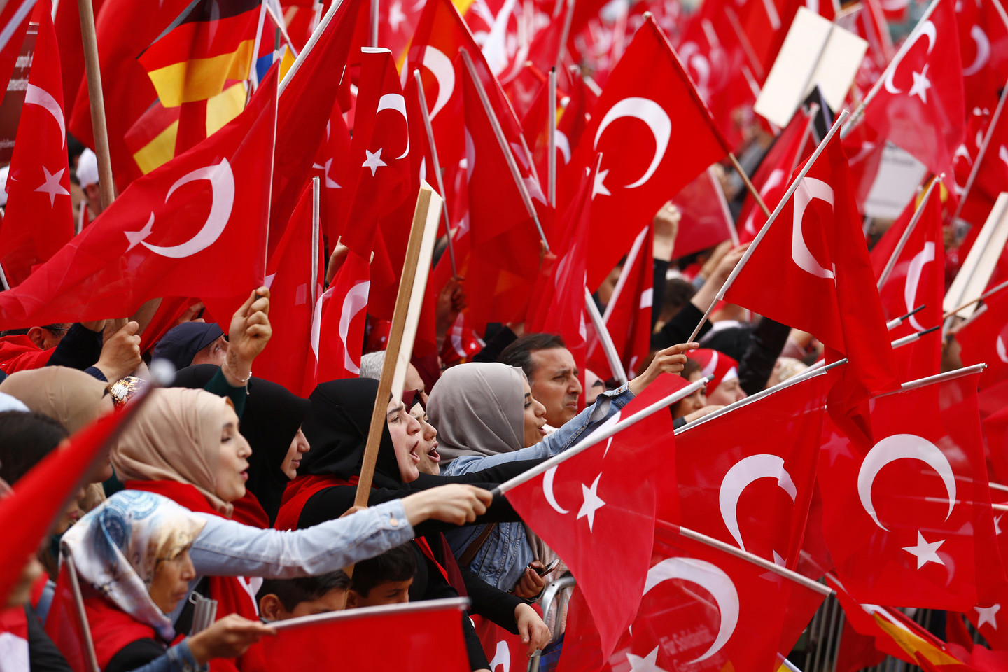 Kelne turkai susirinko išreikšti palaikymo R.T.Erdoganui.<br>„Reuters“/“Scanpix“ nuotr.