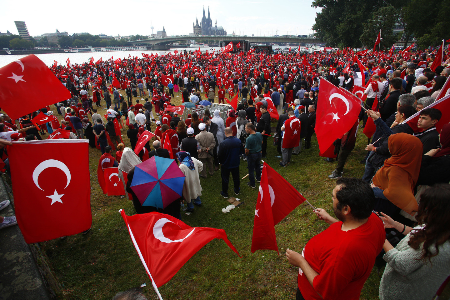 Kelne turkai susirinko išreikšti palaikymo R.T.Erdoganui.<br>„Reuters“/“Scanpix“ nuotr.