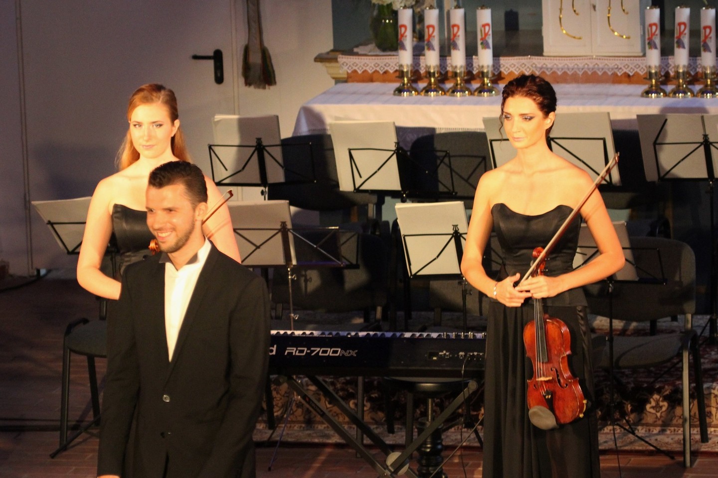 Kompozitorius ir dirigentas G.Gelgotas su NIKO artistėmis.<br>Rengėjų nuotr.