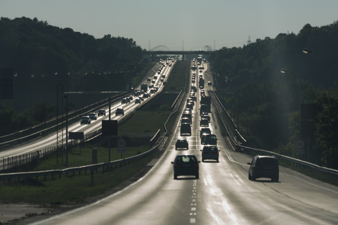 Greitkelyje apsivertus automobiliui žuvo jo keleivis, 3 žmonės sužaloti.