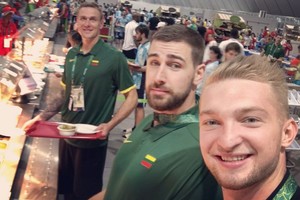 Kol kiti skundžiasi, Lietuvos krepšininkai išbandė Rio maistą