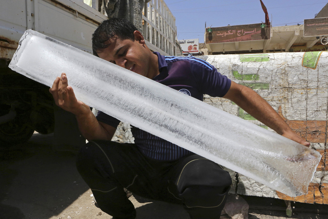 Irakiečiai ieško įvairių būdų atsivėsinti.<br>AP nuotr.