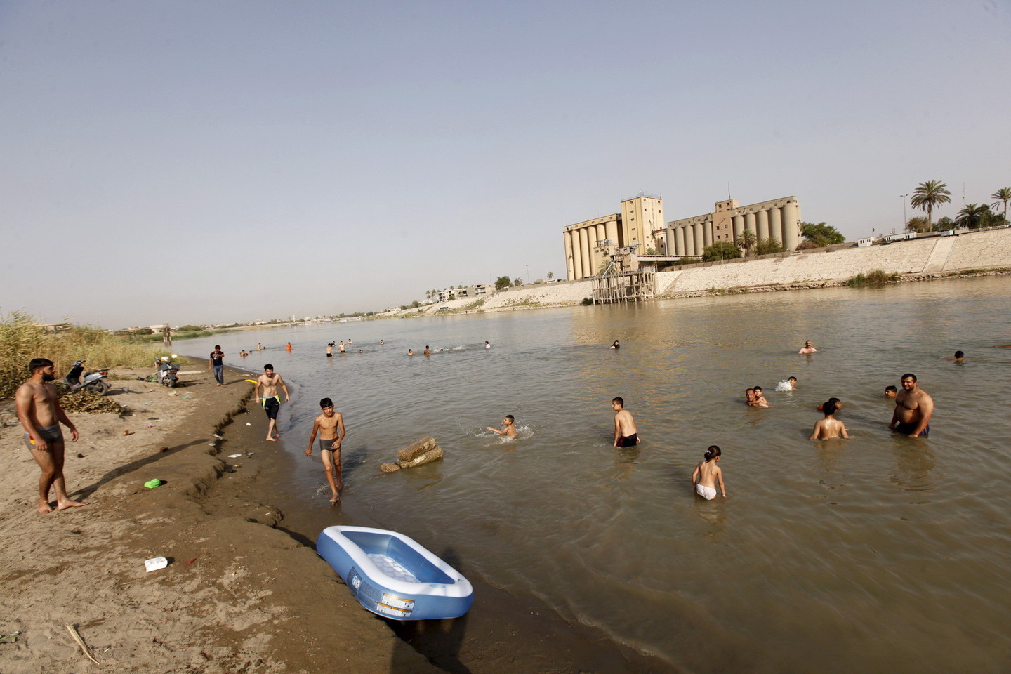 Temperatūra Bagdade antradienį pasiekė 48 laipsnius karščio.<br>„Reuters“/“Scanpix“ nuotr.