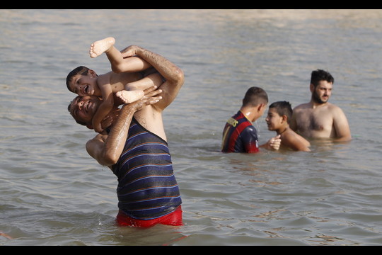 Temperatūra Bagdade antradienį pasiekė 48 laipsnius karščio.<br>„Reuters“/“Scanpix“ nuotr.