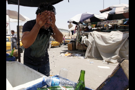 Temperatūra Bagdade antradienį pasiekė 48 laipsnius karščio.<br>„Reuters“/“Scanpix“ nuotr.