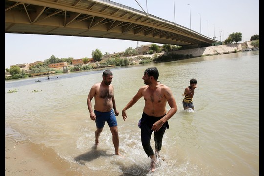 Per porą savaičių Irake priverstinės atostogos buvo paskelbtos jau trečią kartą.<br>AFP/“Scanpix“ nuotr.