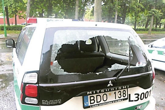 Į policijos komisariatą įpuolęs vyras išdaužė automobilius