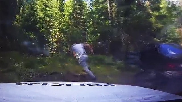 Iššokęs iš važiuojančio BMW nuo policijos bandė sprukti miškais