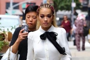 Po gausybės nuogybių – neįtikėtinai kukli Rita Ora