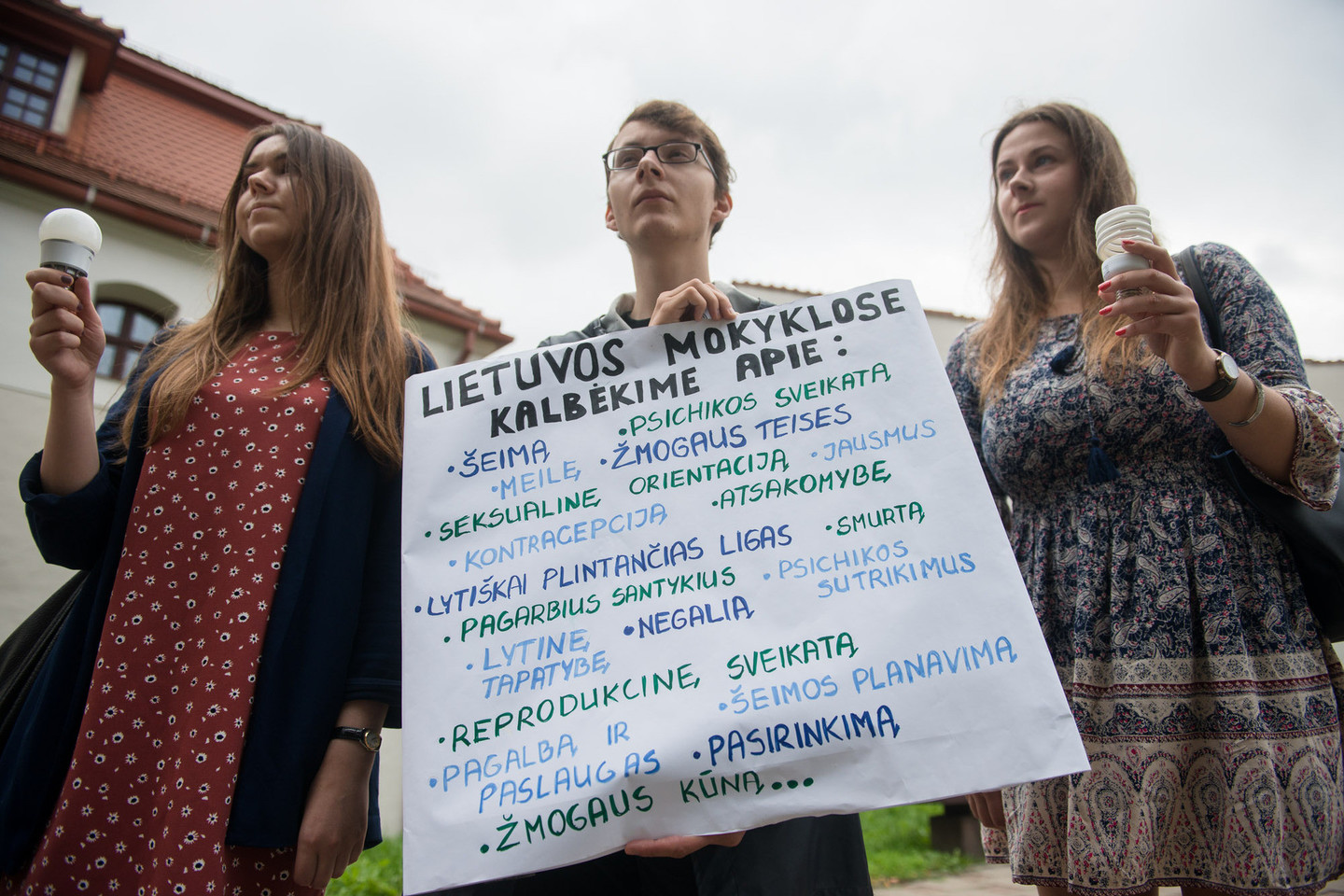 Nevyriausybinių organizacijų atstovai protestavo dėl naujos lytinio švietimo programos.<br>J. Stacevičiaus nuotr.