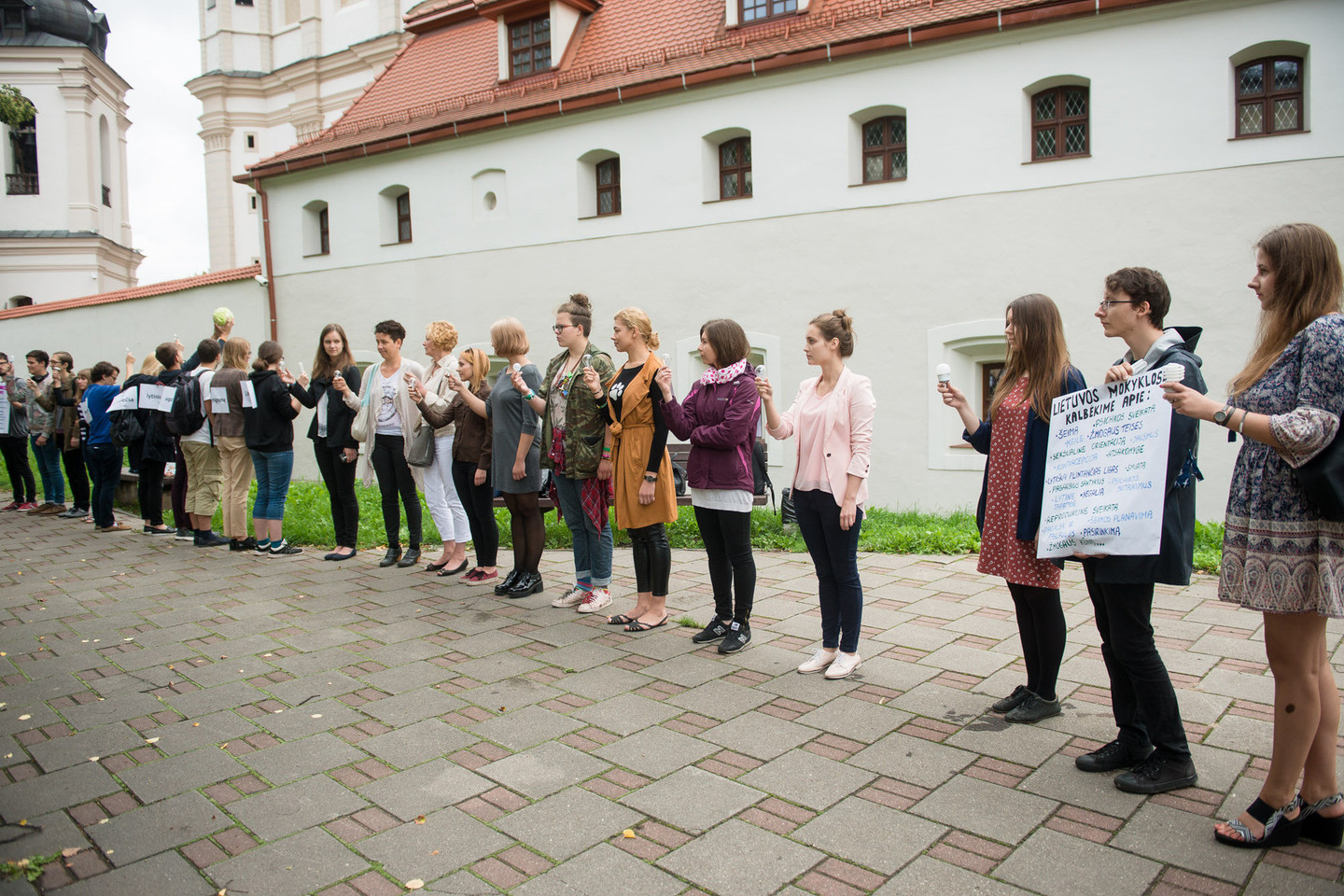 Nevyriausybinių organizacijų atstovai protestavo dėl naujos lytinio švietimo programos.<br>J. Stacevičiaus nuotr.