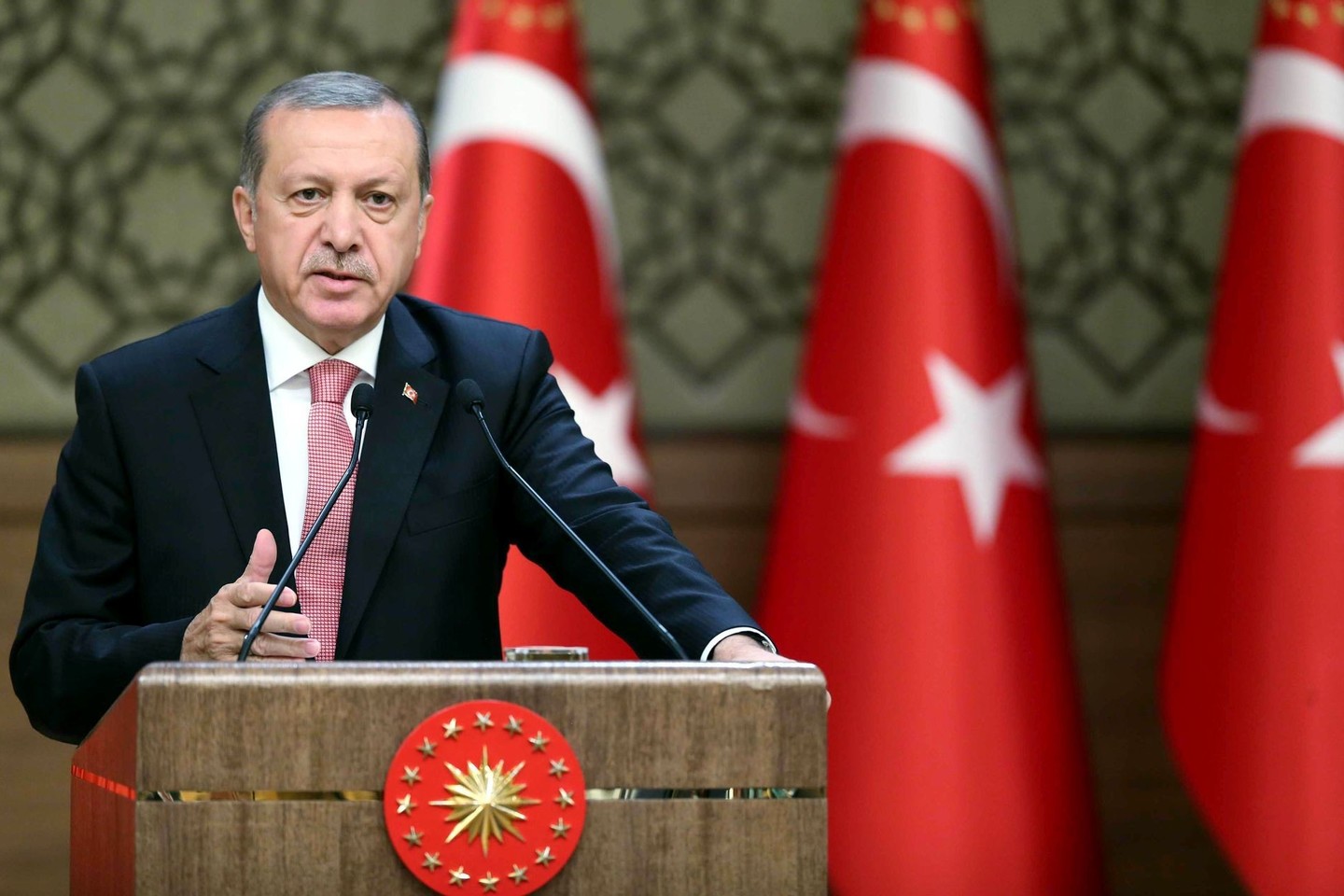 Turkijos prezidentas tvirtino, kad scenarijų nepavykusiam perversmui kūrė už šalies ribų buvę žmonės.