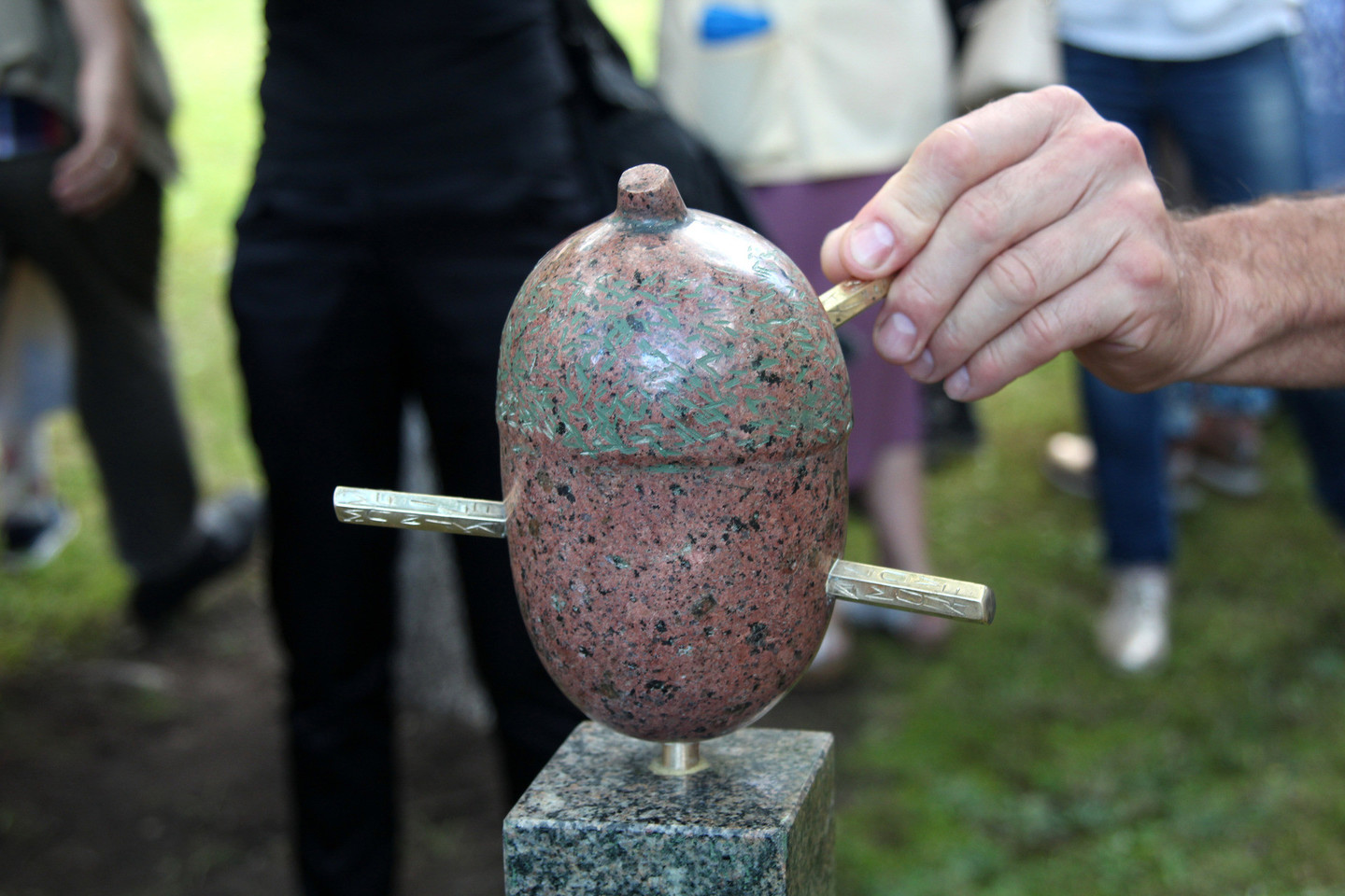 Festivalio credo įprasmino šiauliečio menininko K.Bimbos kūrinys – akmeninė gilė.<br>R.Vitkaus nuotr.