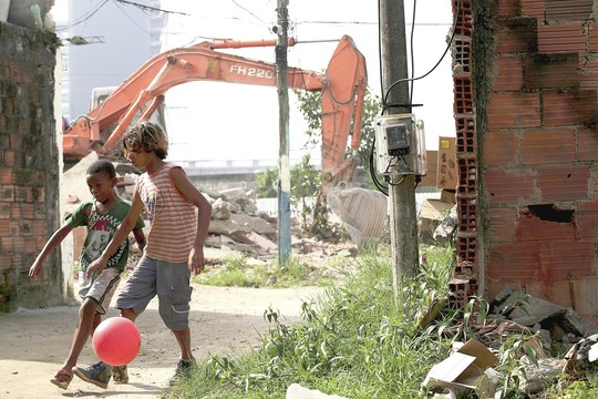 Rio de Žaneiro skurdą keičia sporto šventės spindesys