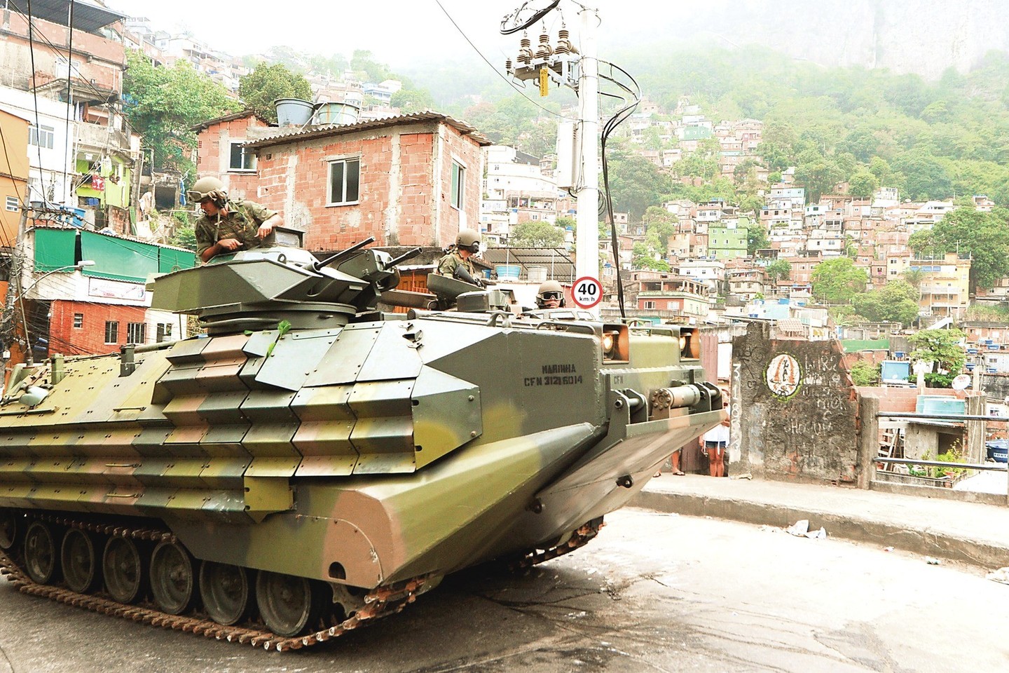 Favelose knibždančias nusikaltėlių gaujas policijai tenka baidyti netgi tankais.<br>AFP/“Scanpix“ nuotr.