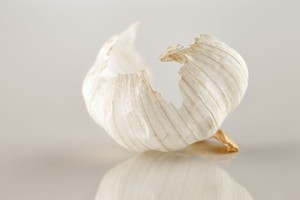 Pasigailėsite išmetę česnakų lukštus: jie gali išgelbėti jūsų sveikatą