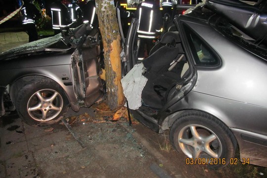 Teko gelbėti po smūgio į medį automobilyje įkalintą vairuotoją