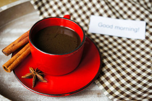 Kas rytą taip gardinkite kavą ir pamiršite antsvorį