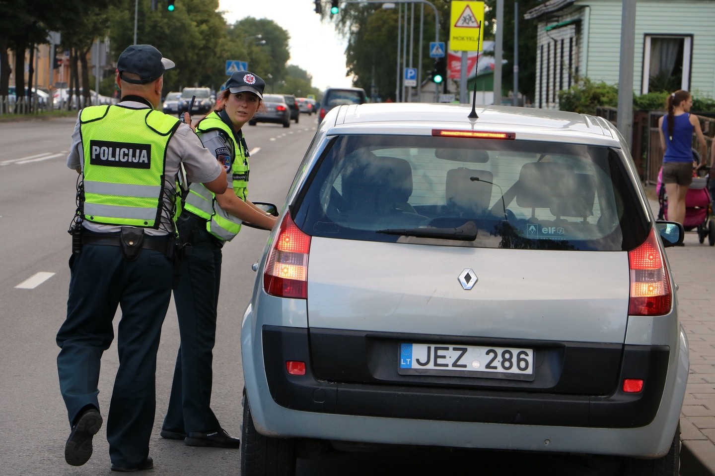 Šiaulių policijos pareigūnai surengė dar vieną reidą vienoje judriausių Šiaulių vietų – Tilžės gatvėje, prie viaduko.
