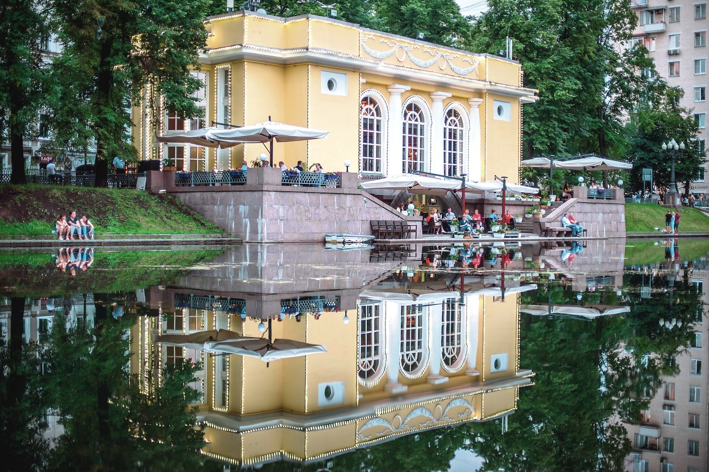 Prabangaus Rusijos sostinės rajono gyventojams padėjo ryšiai su valdžia.