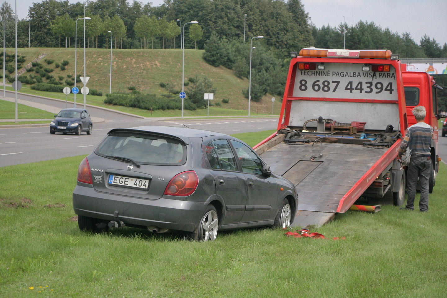 Vilniuje apvirto automobilis, nukentėjo vairuotoja.